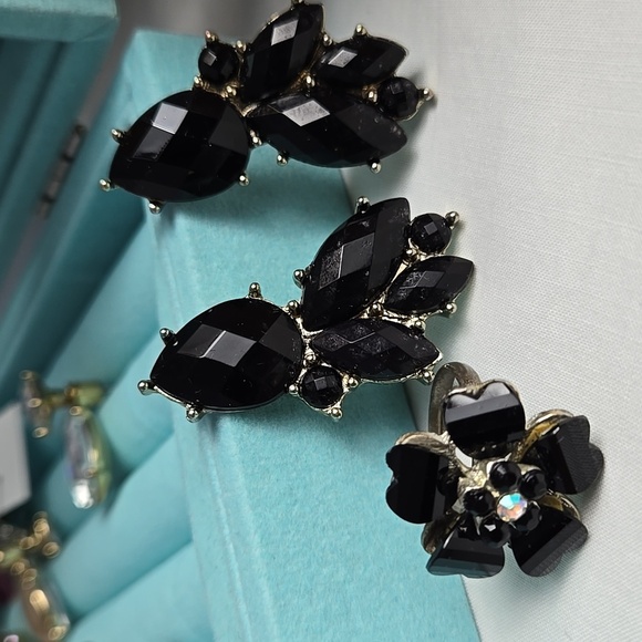 Vintage Black Floral Ring and Earrings Set - Picture 4 of 17